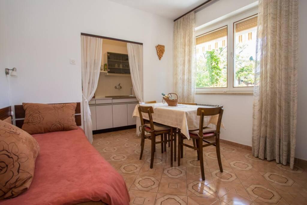 Garden View Apartment In Porec For 2 - 3 Persons Ngoại thất bức ảnh